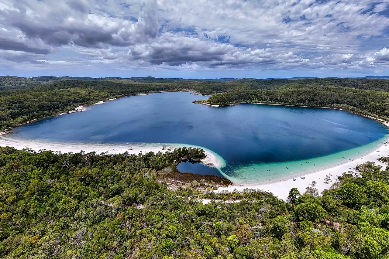 White sand and blue water at Boorangoora Lake McKenzie